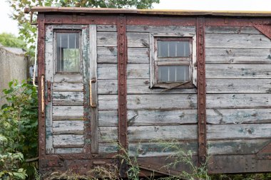 Eski pencere, bir tren. Siding dar hat demiryolu içkiyi bıraktım. Sezon sonbahar.