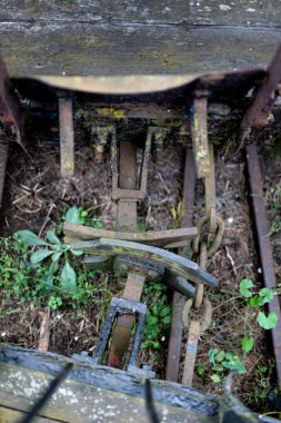 Dar-küçük bir kasabada tren istasyonu hat. Vagon ve lokomotif bir yan hatta bir demiryolu atölye üzerinde. Sezon sonbahar.