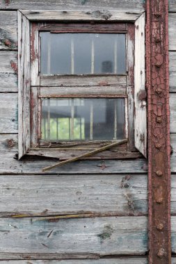 Eski pencere, bir tren. Siding dar hat demiryolu içkiyi bıraktım. Sezon sonbahar.