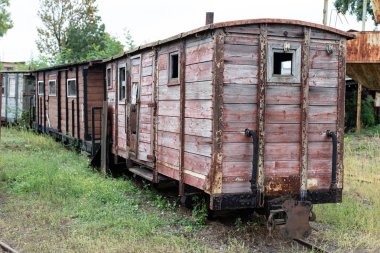 Dar-küçük bir kasabada tren istasyonu hat. Vagon ve lokomotif bir yan hatta bir demiryolu atölye üzerinde. Sezon sonbahar.