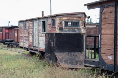 Dar-küçük bir kasabada tren istasyonu hat. Vagon ve lokomotif bir yan hatta bir demiryolu atölye üzerinde. Sezon sonbahar.
