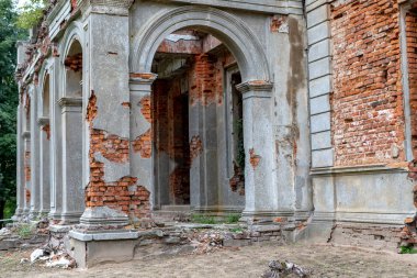 17. yüzyıldan eski manor eski kalıntıları. Orta Avrupa'nın eski bir evin duvarları. Sezon sonbahar.