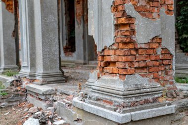 17. yüzyıldan eski manor eski kalıntıları. Orta Avrupa'nın eski bir evin duvarları. Sezon sonbahar.