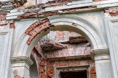 17. yüzyıldan eski manor eski kalıntıları. Orta Avrupa'nın eski bir evin duvarları. Sezon sonbahar.