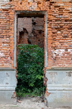 17. yüzyıldan eski manor eski kalıntıları. Orta Avrupa'nın eski bir evin duvarları. Sezon sonbahar.