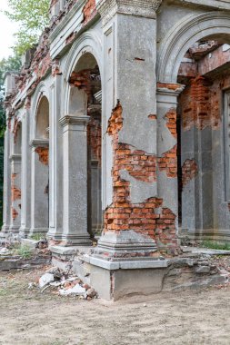 17. yüzyıldan eski manor eski kalıntıları. Orta Avrupa'nın eski bir evin duvarları. Sezon sonbahar.