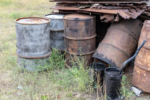 Vecchie Botti Gasolio Contenitori Metallo Olio Piedi Sul Deposito Rottami — Foto Stock