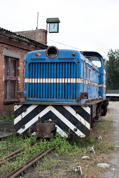 Estación Ferrocarril Vía Estrecha Una Pequeña Ciudad Vagones Locomotoras Lado —  Fotos de Stock