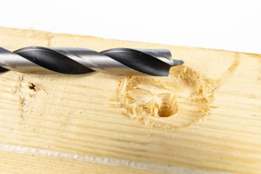 Bir atölyede ahşap matkap ile delik. Doğrama işleri kesme aletleri kullanımı ile yapılır. Beyaz arka plan.