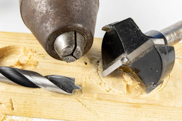 워크샵에서 나무와 구멍을 드릴링 만드는 도구를 — 스톡 사진