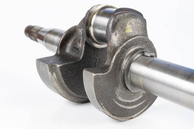 Beyaz bir tablo üzerinde bir küçük yanmalı motor krank. Mekaniği için yedek parçalar. Beyaz arka plan.