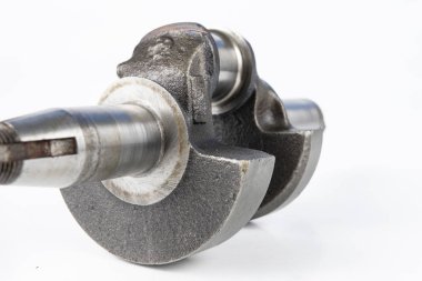 Beyaz bir tablo üzerinde bir küçük yanmalı motor krank. Mekaniği için yedek parçalar. Beyaz arka plan.