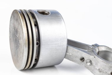 Bir küçük yanma motoru piston beyaz bir tablo. Mekaniği için yedek parçalar. Beyaz arka plan.