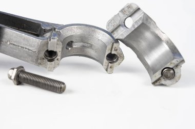 Bir küçük yanma motoru piston beyaz bir tablo. Mekaniği için yedek parçalar. Beyaz arka plan.