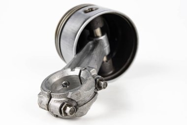 Bir küçük yanma motoru piston beyaz bir tablo. Mekaniği için yedek parçalar. Beyaz arka plan.