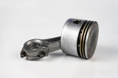Bir küçük yanma motoru piston beyaz bir tablo. Mekaniği için yedek parçalar. Beyaz arka plan.