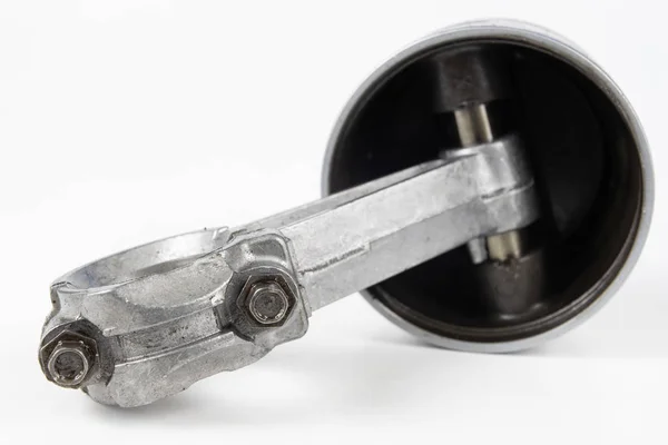 Bir Küçük Yanma Motoru Piston Beyaz Bir Tablo Mekaniği Için — Stok fotoğraf