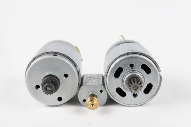 Küçük elektrik motoru Ev eşyalar için konsollar. Elektrikli sürücü alçak gerilim tarafından desteklenmektedir. Beyaz arka plan.