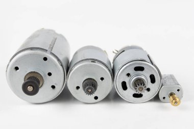 Küçük elektrik motoru Ev eşyalar için konsollar. Elektrikli sürücü alçak gerilim tarafından desteklenmektedir. Beyaz arka plan.