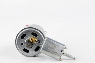 Küçük elektrik motoru Ev eşyalar için konsollar. Elektrikli sürücü alçak gerilim tarafından desteklenmektedir. Beyaz arka plan.