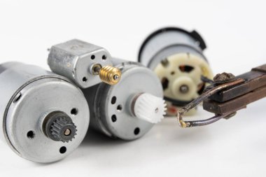 Küçük bir elektrik motoru tamiri. Elektronik Atölyesi, basit lehimleme adet eser bulunmaktadır. Beyaz arka plan.