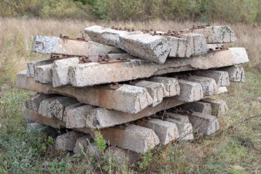 Betonarme uyuyanlar demiryolu sanayî için tasarlanmıştır. Demiryolu hattı yapımı için hazırlanan malzeme. Sezon sonbahar.