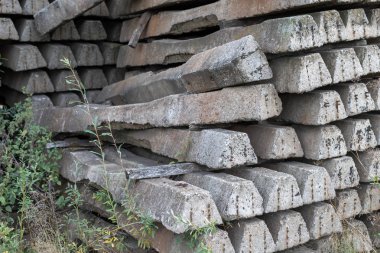 Betonarme uyuyanlar demiryolu sanayî için tasarlanmıştır. Demiryolu hattı yapımı için hazırlanan malzeme. Sezon sonbahar.