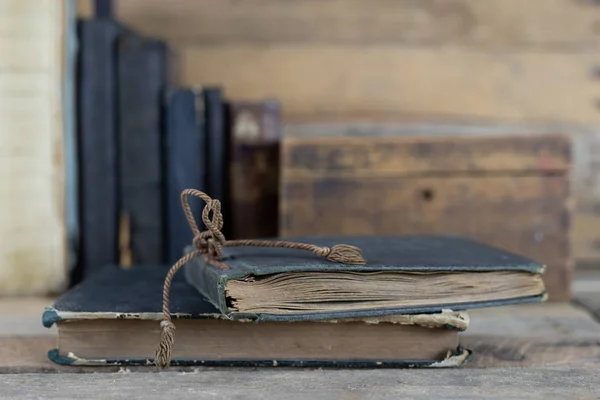 Παλιά Βιβλία Και Ένα Ξύλινο Κουτί Σύνολο Ένα Ράφι Παλιά — Φωτογραφία Αρχείου