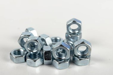 Krom kapaklar beyaz bir tablo. Çelik yapılar bir atölye masanın üzerine montaj için aksesuarlar. Beyaz arka plan.