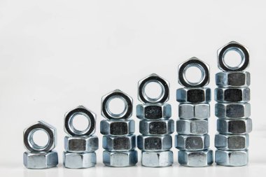 Krom kapaklar beyaz bir tablo. Çelik yapılar bir atölye masanın üzerine montaj için aksesuarlar. Beyaz arka plan.