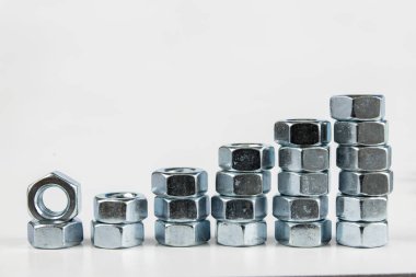 Krom kapaklar beyaz bir tablo. Çelik yapılar bir atölye masanın üzerine montaj için aksesuarlar. Beyaz arka plan.