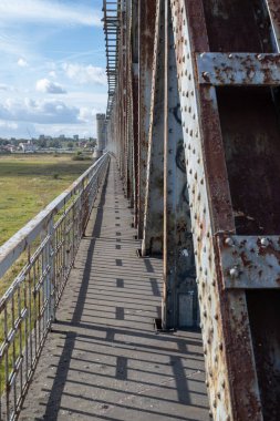 Eski Demiryolu Köprüsü yaya bariyerleri ile. Demiryolu Köprüsü Nehri. Sezon sonbahar.