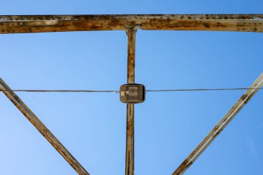 Eski fener köprü rendeleyin üzerinde asılı. Sokak aydınlatma unutulmuş bir mahallede. Sezon sonbahar.