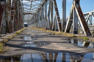 Eski Demiryolu Köprüsü yaya bariyerleri ile. Demiryolu Köprüsü Nehri. Sezon sonbahar.