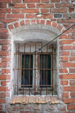 Orta Avrupa'nın eski bir kilise. Kırmızı tuğla ibadet dini bir bina. Sezon sonbahar.