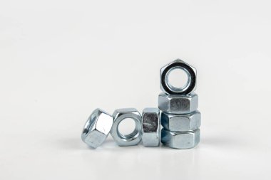 Krom kapaklar beyaz bir tablo. Çelik yapılar bir atölye masanın üzerine montaj için aksesuarlar. Beyaz arka plan.