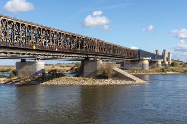 Eski Demiryolu Köprüsü yaya bariyerleri ile. Demiryolu Köprüsü Nehri. Sezon sonbahar.