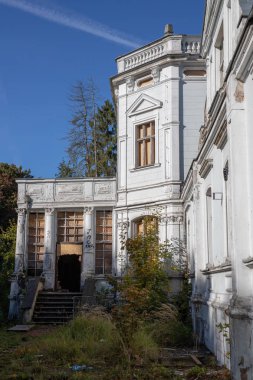 eski yıkık manor house. Eski park ile harap bir konak. Yıkık anıt eski bir park. Anıt yıkılmış.