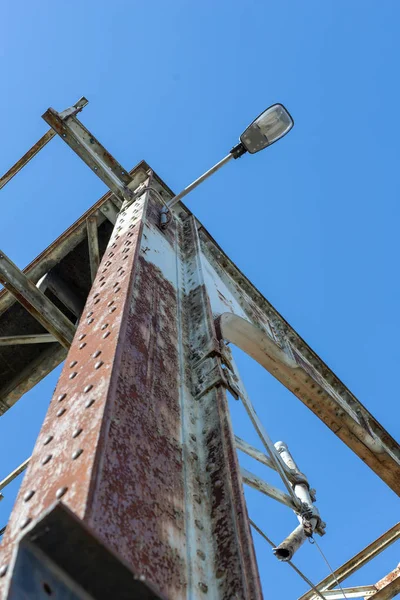 Régi Lámpa Lógott Híd Lereszeljük Utcai Világítás Egy Elfelejtett Szomszédságában — Stock Fotó