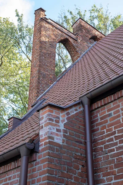 欧洲中部的一座古老的教堂 红色砖崇拜的宗教建筑 秋天的季节 — 图库照片