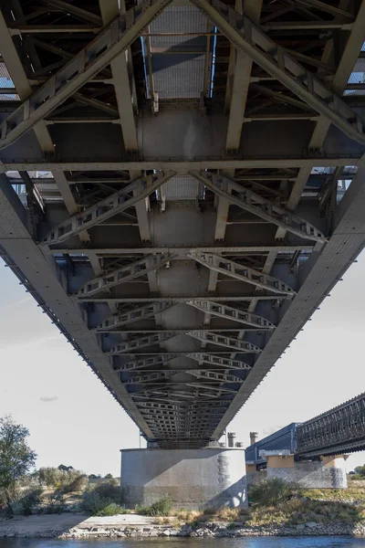 Старый Железнодорожный Мост Пешеходными Барьерами Железнодорожный Мост Через Реку Сезон — стоковое фото