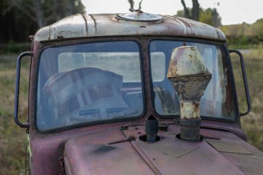 Zemin tesviye için eski bir buldozer. Korunan alan toprak işleri donatımı. Sezon sonbahar.