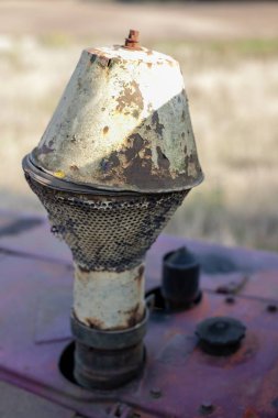 Zemin tesviye için eski bir buldozer. Korunan alan toprak işleri donatımı. Sezon sonbahar.
