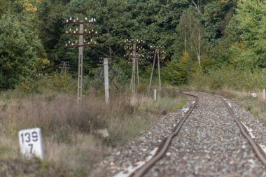 Orta Avrupa'nın eski demiryolu çekiş. Demiryolu hattı henüz tamamlanmamıştır. Sezon sonbahar.