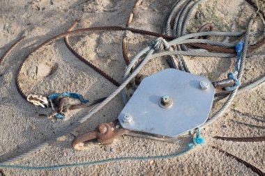 Çelik halat deniz kıyısında. Cuma Orta Avrupa'da balıkçı tekneleri için. Sezon sonbahar.