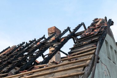 Yanmış, eski bir ev. Yerleşime amaçlanan bina yangından sonra kalıntıları. Sezon sonbahar.