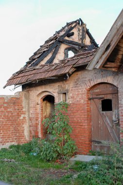 Yanmış, eski bir ev. Yerleşime amaçlanan bina yangından sonra kalıntıları. Sezon sonbahar.