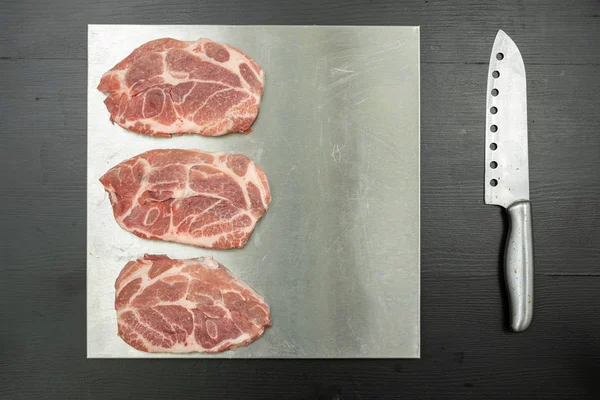 Pescoço Porco Cortado Pedaços Uma Mesa Metálica Carne Assada Num — Fotografia de Stock