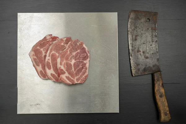 Pescoço Porco Cortado Pedaços Uma Mesa Metálica Carne Assada Num — Fotografia de Stock