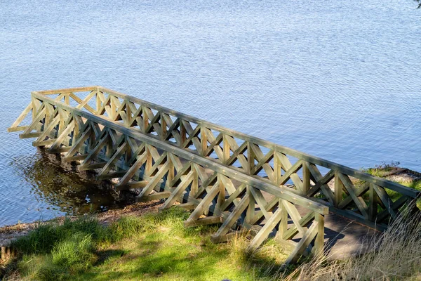 Stary Most Nad Jeziorem Miejsce Cumowania Statków Sezon Jesień — Zdjęcie stockowe